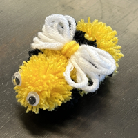 a bee craft made out of yarn